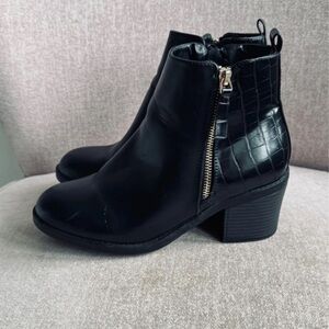 Boots Black Croc-Patterned Heeled Boots